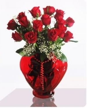 Kalp vazoda 15 adet kırmızı gül